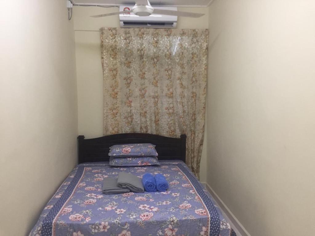 Una cama o camas en una habitación de WARDAH HOMESTAY