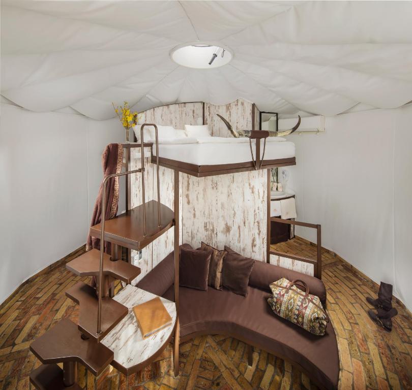 Voodi või voodid majutusasutuse HOMOKI LODGE Bed & Beyond Glamping toas