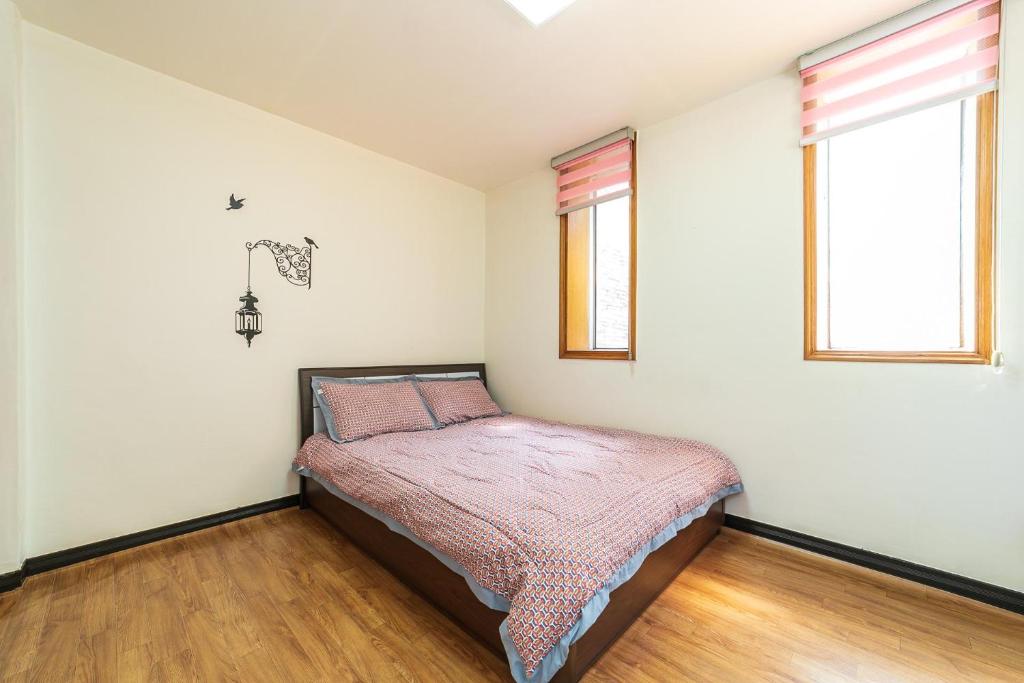 Postel nebo postele na pokoji v ubytování Hooni Guest House & Motel