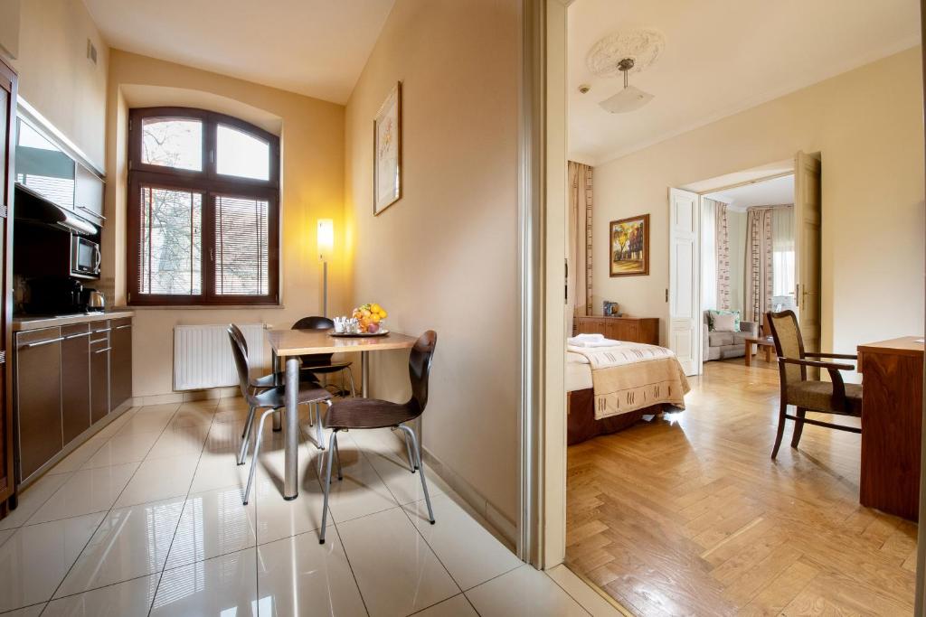 Red Brick Apartments - Deluxe Apartment
