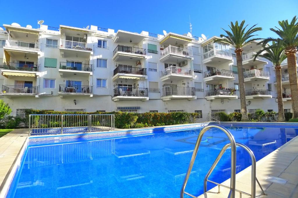 hotel z basenem przed budynkiem w obiekcie Coronado 4 w mieście Nerja