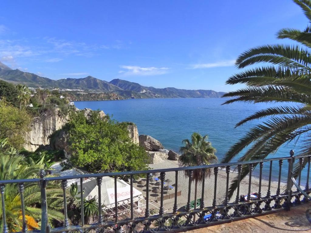 balkon z widokiem na ocean w obiekcie Coronado 4 w mieście Nerja