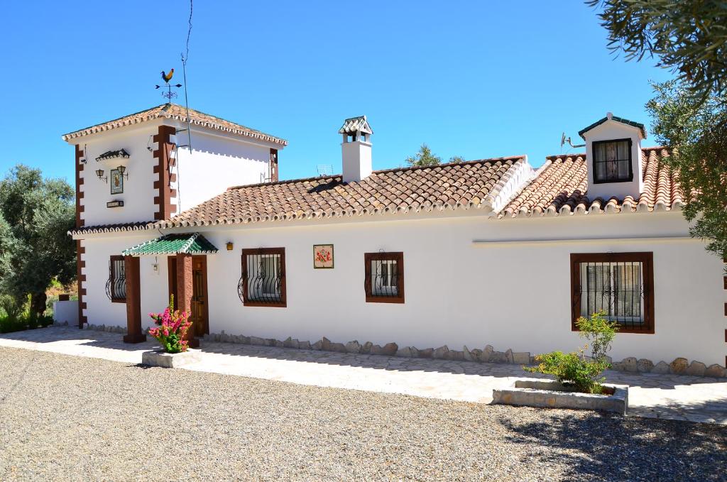 a white house with a red roof at Valley View in El Chorro