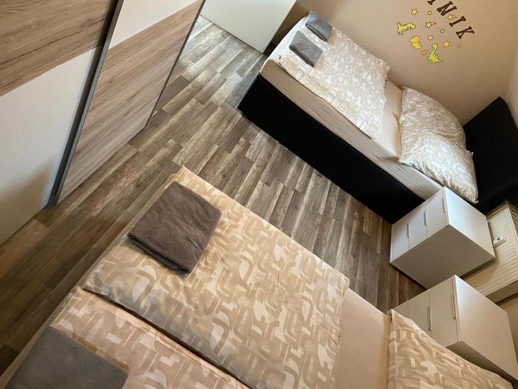 einen Luftblick auf ein Schlafzimmer mit einem Bett in der Unterkunft Zirndorf Ferienhaus in Zirndorf