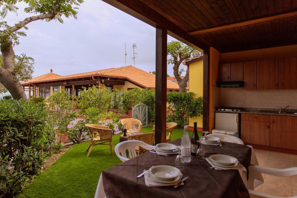 A garden outside Residence New Paradise