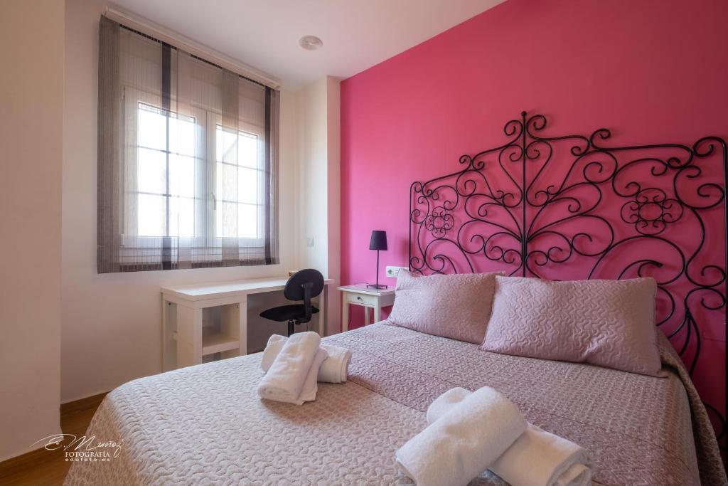 A bed or beds in a room at Apartamentos Mérida Center