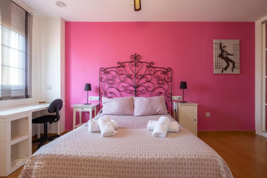 A bed or beds in a room at Apartamentos Mérida Center
