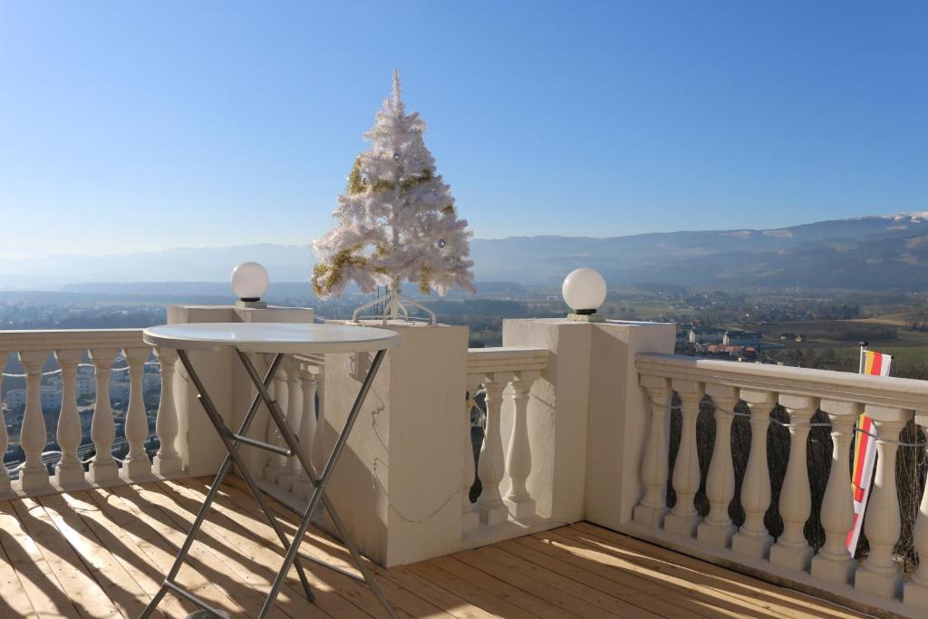 ein Weihnachtsbaum auf dem Balkon eines Hauses in der Unterkunft Villa Schloss in Wolfsberg