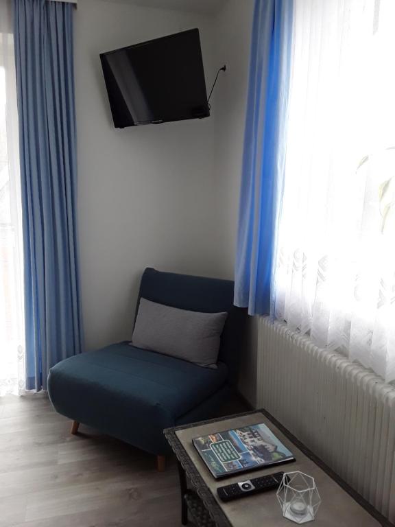 A television and/or entertainment centre at Gasthof Steiner