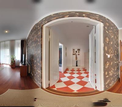un pasillo con un gran espejo redondo en una habitación en Apartament Kamienica, en Płock