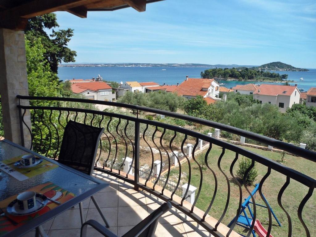 uma varanda com vista para o oceano em Holiday House Klarin with Sea View em Preko