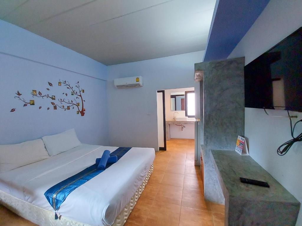 um quarto com uma grande cama branca num quarto em 2 Home em Chalong