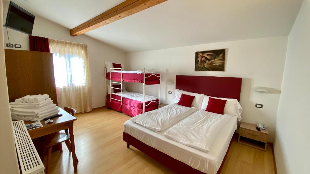 Postel nebo postele na pokoji v ubytování Casteluce Hotel Funivie
