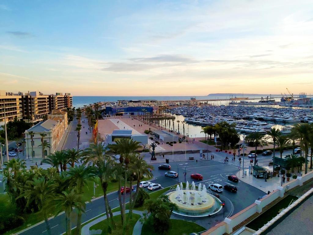 una vista de un puerto con muchos barcos en Alicante Room and gayfriendly en Alicante