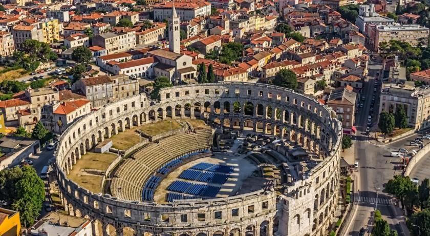 Nespecifikovaný výhled na destinaci Pula nebo výhled na město při pohledu z apartmánu