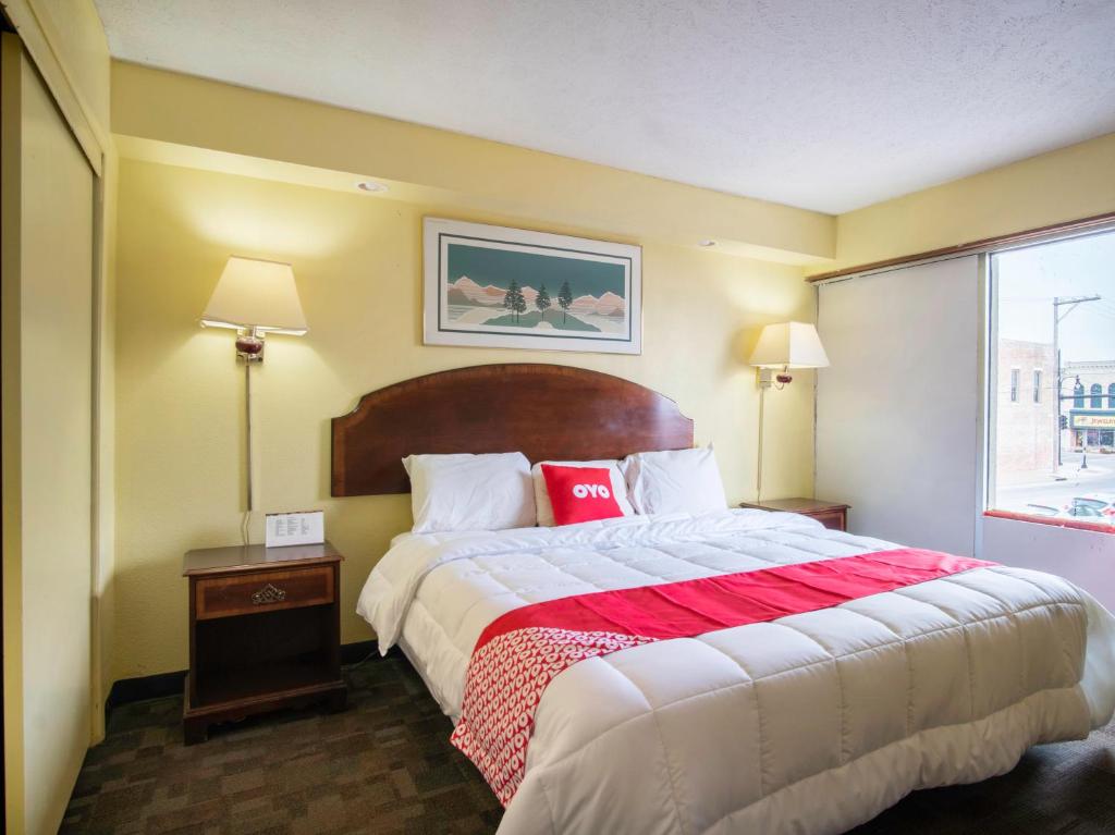 Llit o llits en una habitació de OYO Hotel Hutchinson KS West 4th Ave