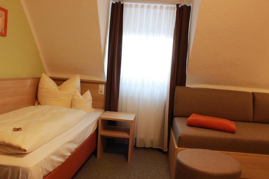 Rathausstuben tesisinde bir odada yatak veya yataklar