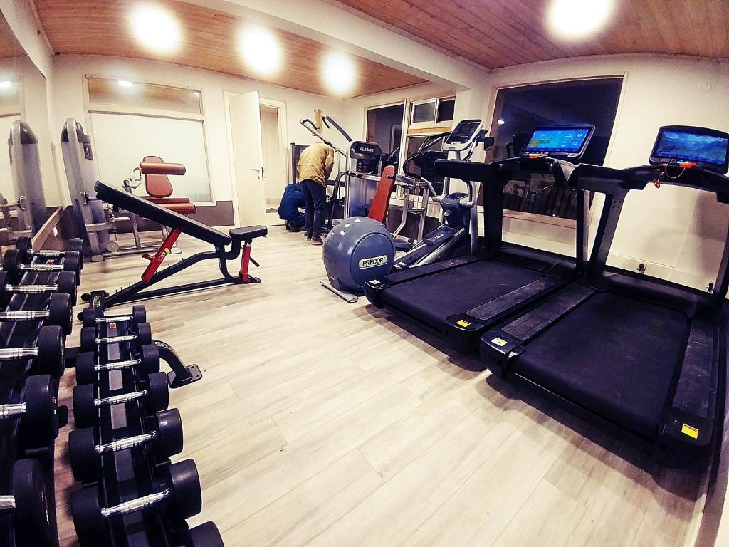 Fitness centrum a/nebo fitness zařízení v ubytování Logos hotel in Yad Hashmona