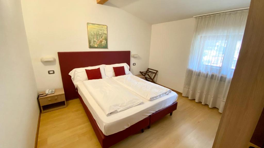 Postel nebo postele na pokoji v ubytování Casteluce Hotel Funivie
