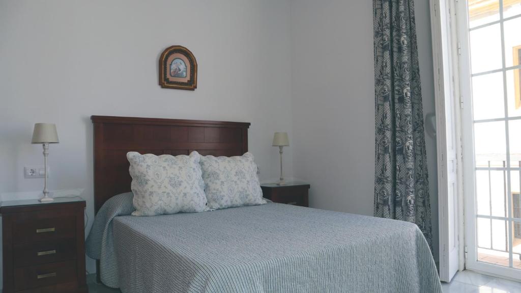 1 dormitorio con cama y ventana en Apartamento en el centro, en Sanlúcar de Barrameda