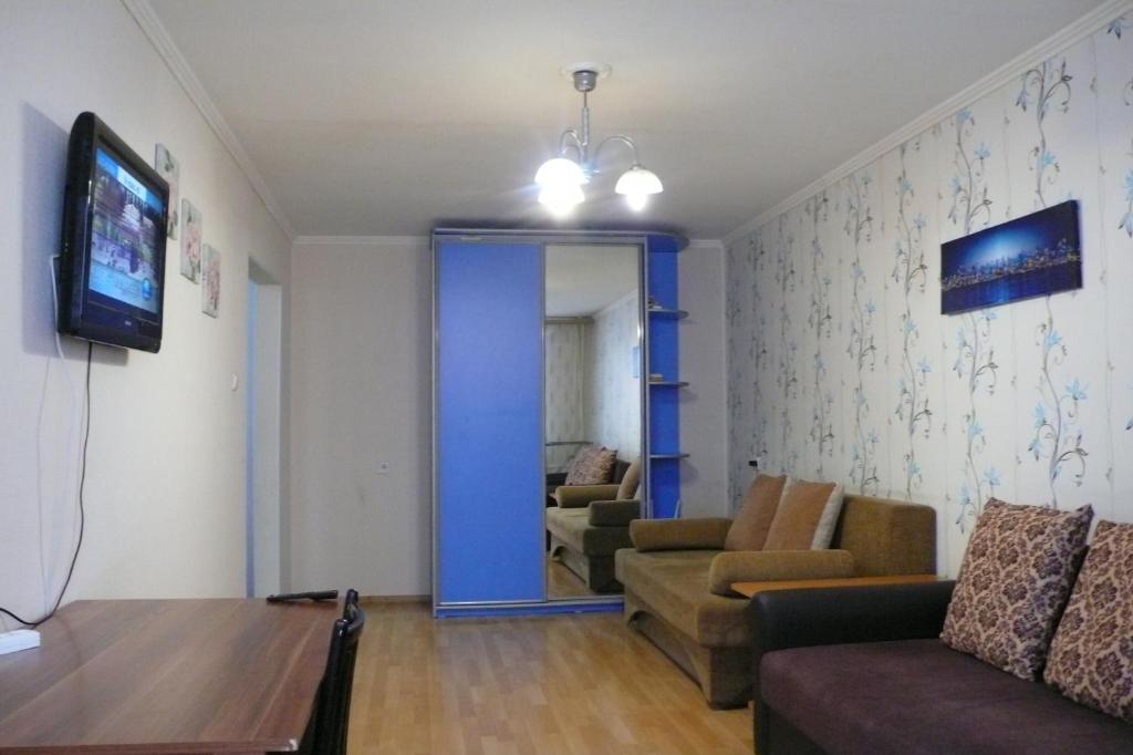 トムスクにあるУчебная 8 п 5のリビングルーム(ソファ、テーブル付)
