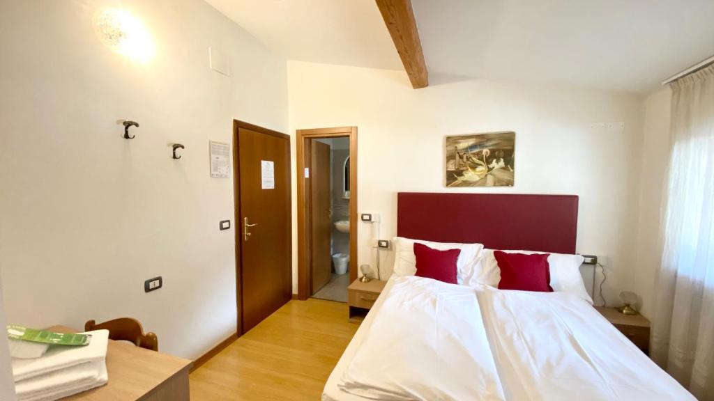 Postel nebo postele na pokoji v ubytování Casteluce Hotel Funivie