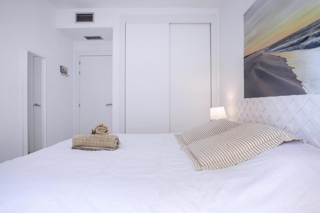 Posteľ alebo postele v izbe v ubytovaní Rentcostadelsol Malagueta Arenal