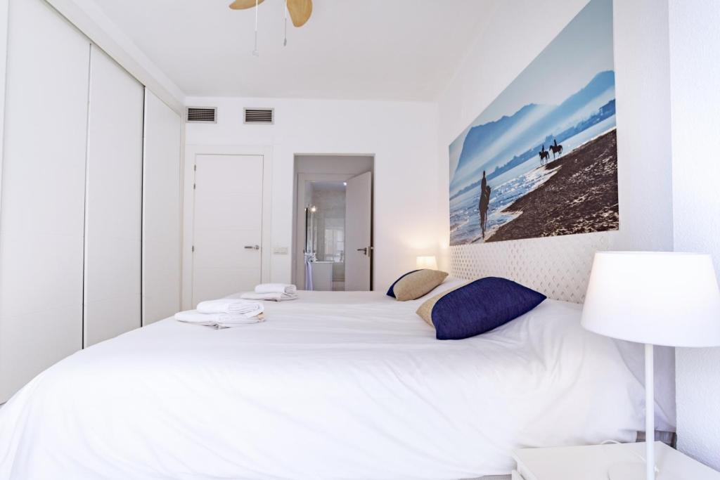 Posteľ alebo postele v izbe v ubytovaní Rentcostadelsol Malagueta Arenal