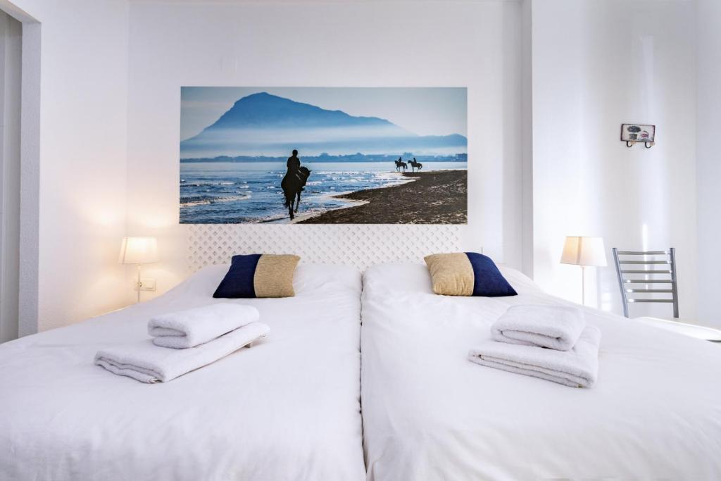 Posteľ alebo postele v izbe v ubytovaní Rentcostadelsol Malagueta Arenal