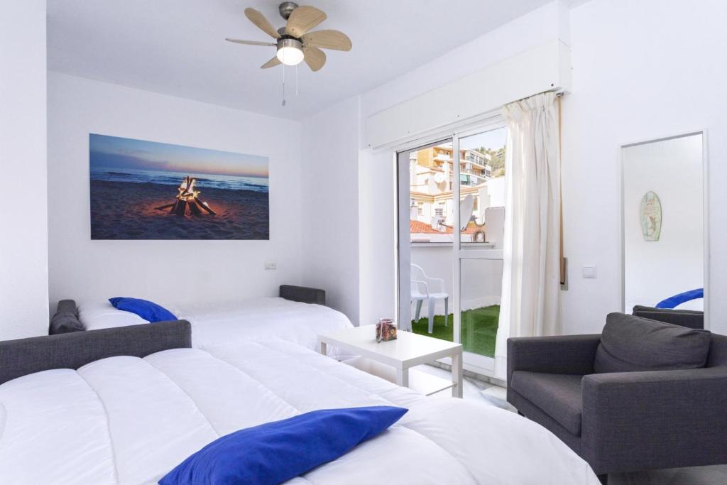 Posteľ alebo postele v izbe v ubytovaní Rentcostadelsol Malagueta Arenal