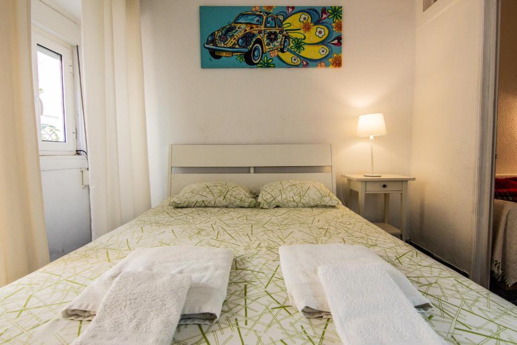 um quarto com uma cama com duas toalhas em Nice apartment in BAIRRO ALTO 6º em Lisboa
