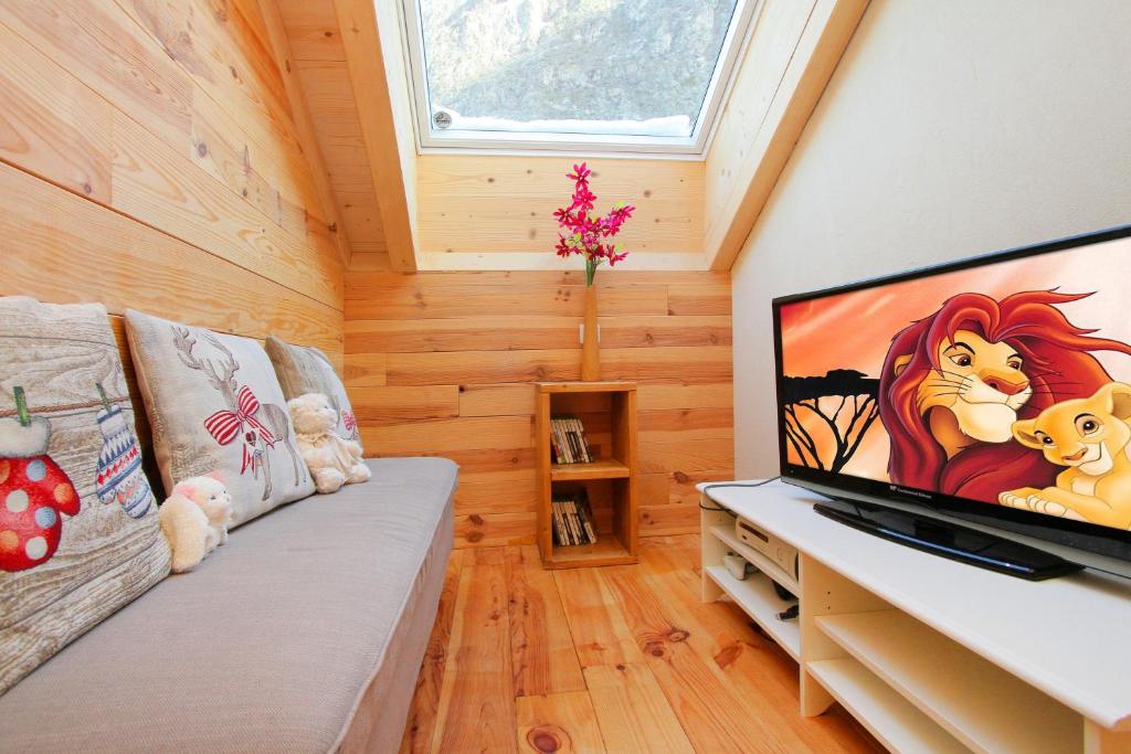 TV a/nebo společenská místnost v ubytování L'Orchidée