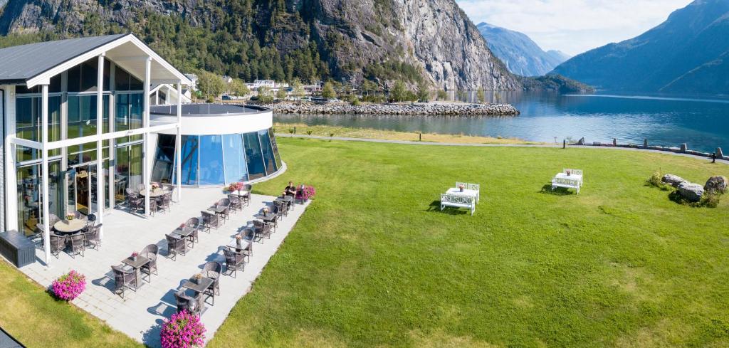 z góry widok na dom z widokiem na jezioro w obiekcie Valldal Fjordhotell - by Classic Norway Hotels w mieście Valldal