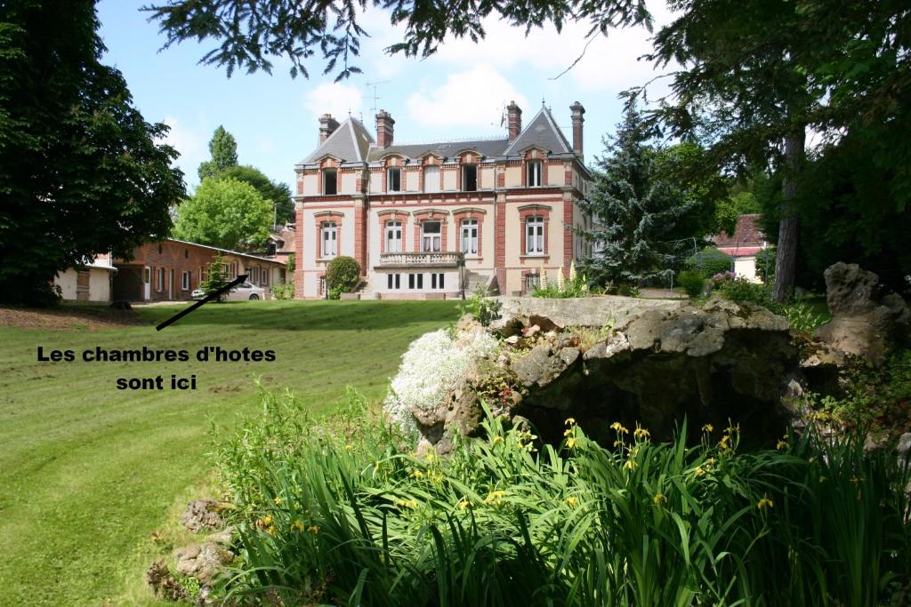 uma casa grande no meio de um campo em Le Beauvaisis em Esches