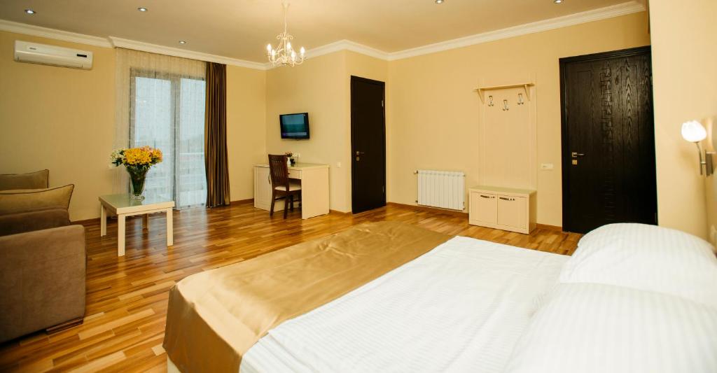 Postel nebo postele na pokoji v ubytování Kobuleti Pearl Of Sea Hotel & Spa