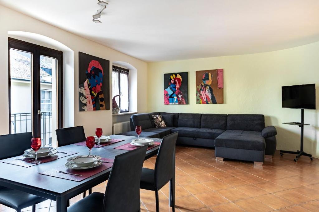 salon ze stołem i kanapą w obiekcie Apartment Goethe 1 w mieście Bolzano