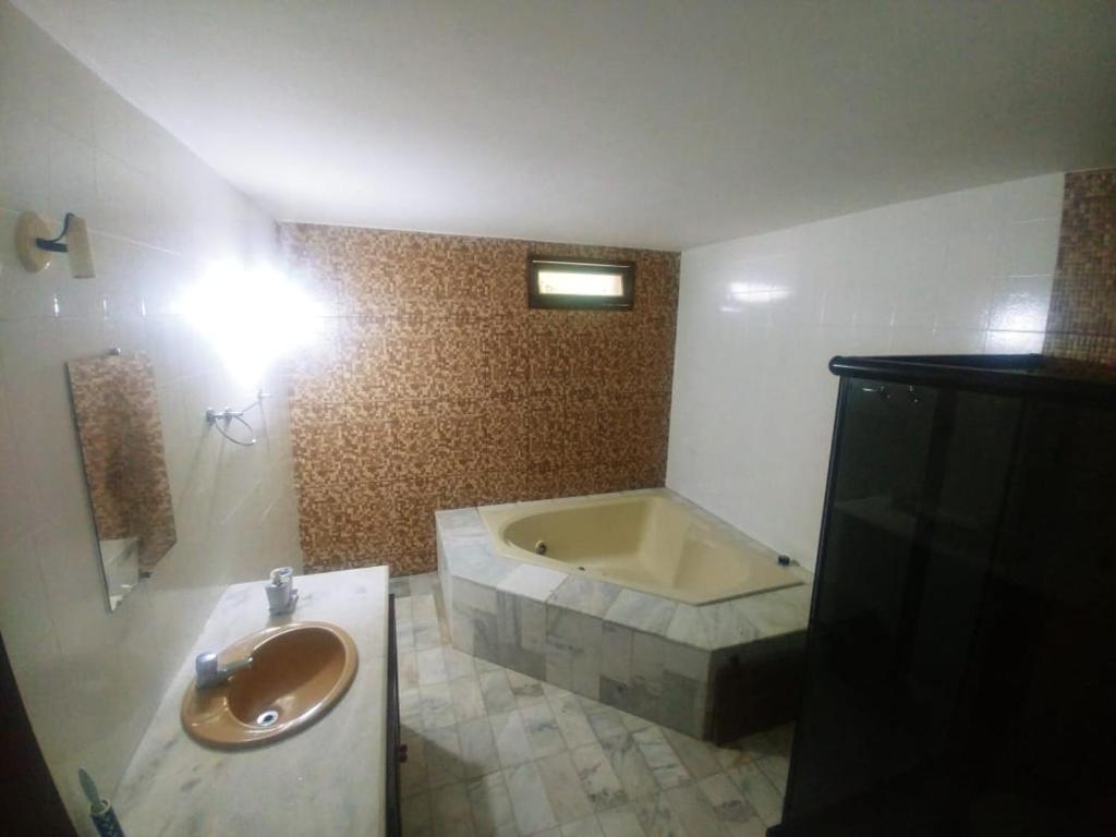  Luxo e Sofisticação à 800 mts da Praia de Atalaia!