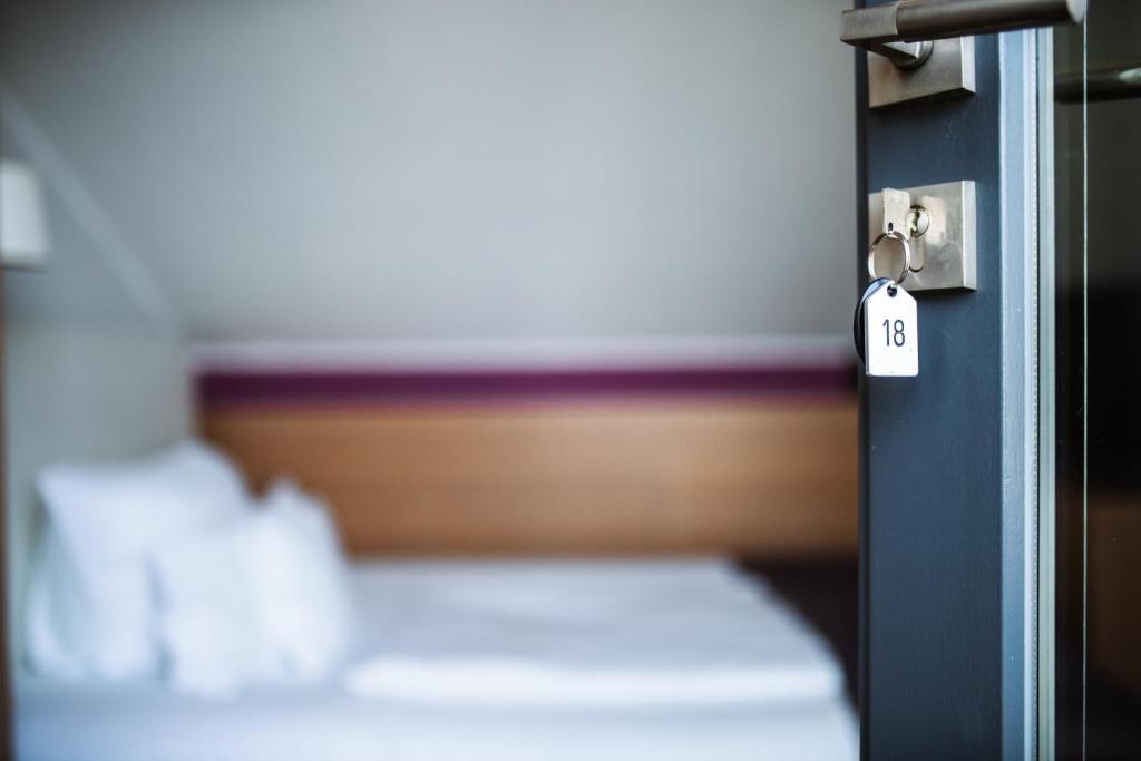 Postel nebo postele na pokoji v ubytování Hotel Künstlerquartier Seezeichen