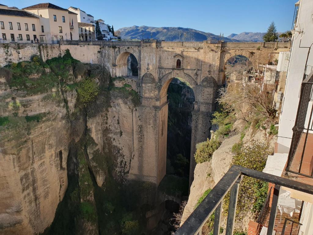 uma ponte velha sobre um rio numa cidade em Apartamento Balcones del Tajo em Ronda