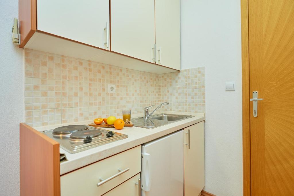 Kuchyňa alebo kuchynka v ubytovaní Apartments Zelic Tucepi
