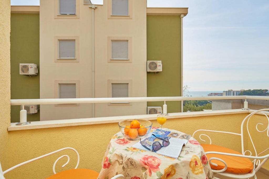 Apartments Zelic Tucepi - Estudio Con Balcón