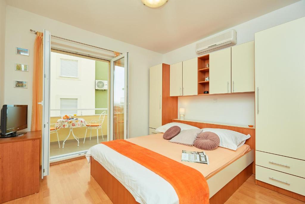 Posteľ alebo postele v izbe v ubytovaní Apartments Zelic Tucepi