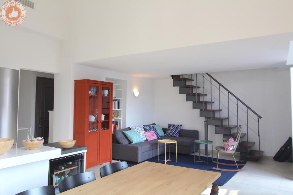 un salon avec un canapé et une table dans l'établissement ALC - BOR383 - 12 min Palais And Beaches, à Cannes