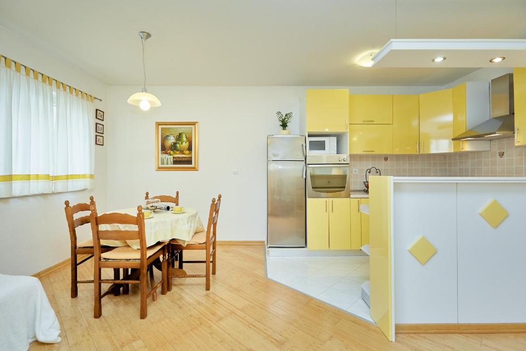 Kuchyňa alebo kuchynka v ubytovaní Apartments Zelic Tucepi