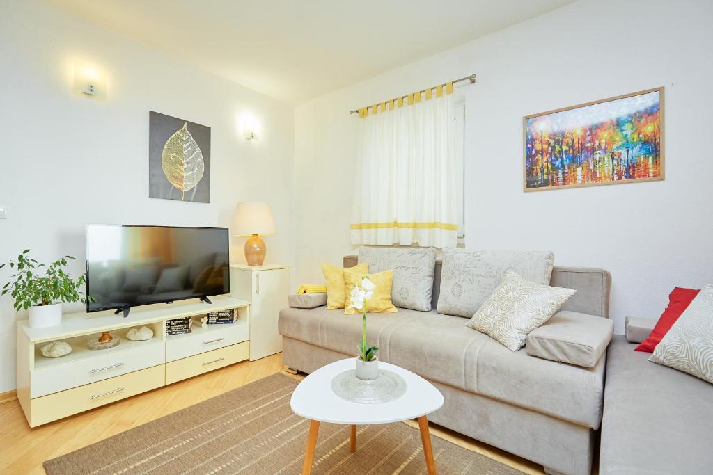 Televízia a/alebo spoločenská miestnosť v ubytovaní Apartments Zelic Tucepi