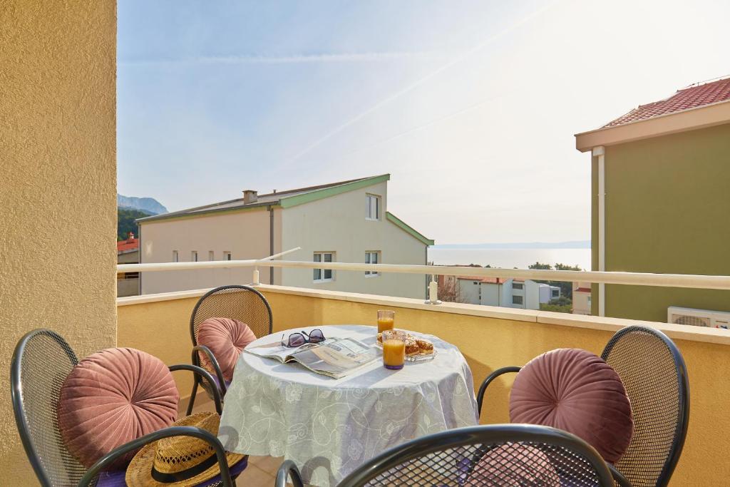 Apartments Zelic Tucepi - Apartamento Con Balcón