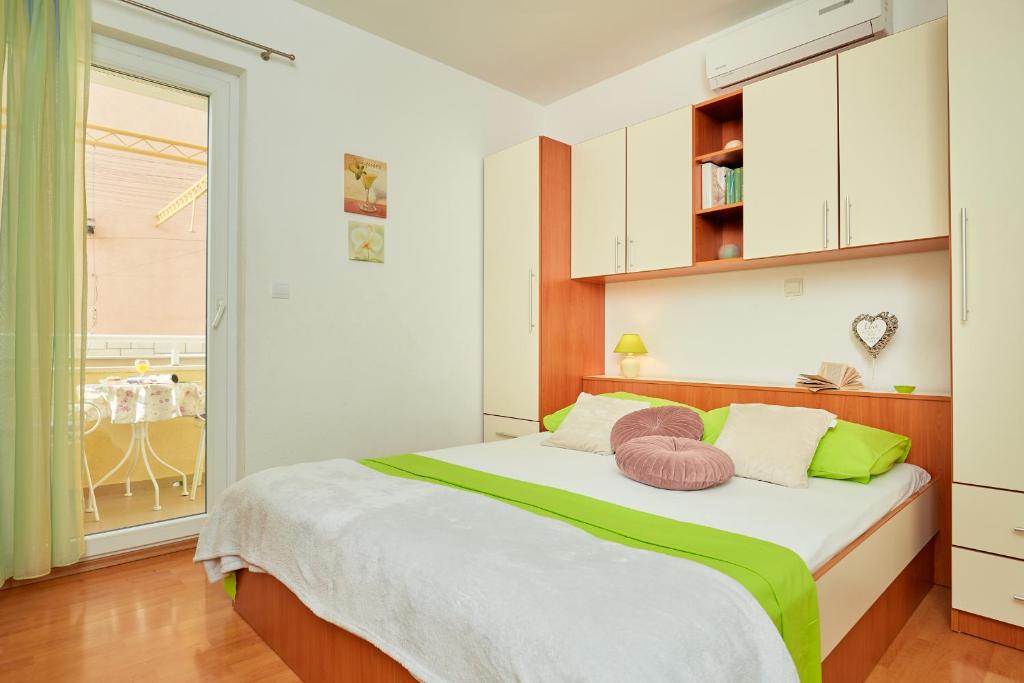 Posteľ alebo postele v izbe v ubytovaní Apartments Zelic Tucepi