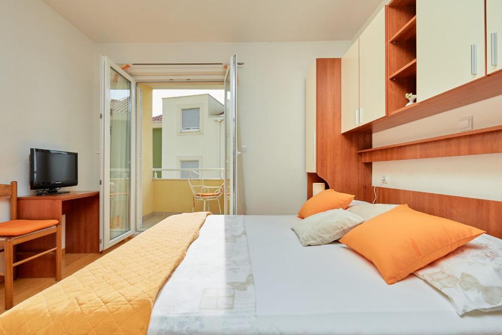 Posteľ alebo postele v izbe v ubytovaní Apartments Zelic Tucepi
