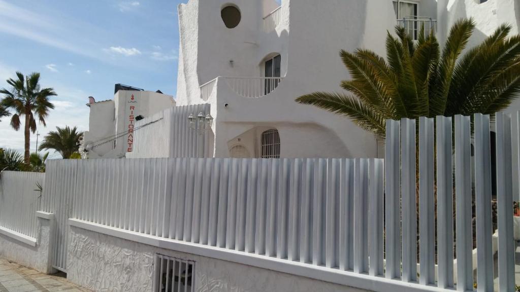 プラヤ・デ・ラス・アメリカスにあるCasas Blancas Las Tortugasの白い建物前の白い柵
