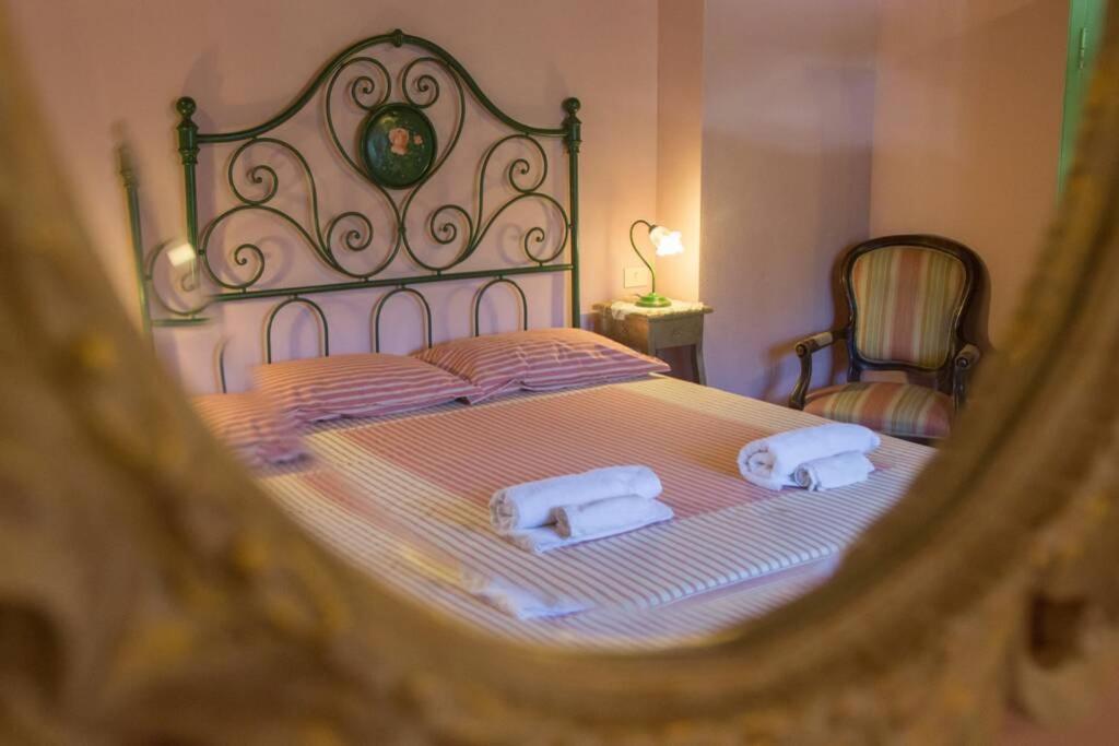 - une chambre avec un lit et 2 serviettes dans l'établissement Agriturismo Casariccio - Casa Margherita, à Bucine